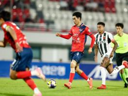 김천상무, VAR 골 취소로 서울에 아쉬운 패배 기사 이미지