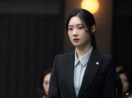 ‘에스콰이어’ 정채연, 신입 변호사 강효민으로 새로운 얼굴 예고! 허술한 듯 묘한 매력 기사 이미지