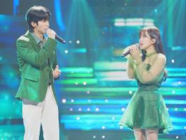 TV CHOSUN [미스트롯 포유] 美 홍성윤, 꽃미남 배우와 입맞춘다! '남자 복 없어도 듀엣 복은 넘쳐' 기사 이미지